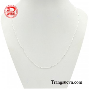 Dây chuyền bạc nữ thanh mảnh được sử dụng như một phụ kiện để tôn lên vẻ ngoài của người phụ nữ.