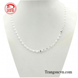 Dây chuyền bạc nữ thời trang là phụ kiện không thể thiếu của chị em phụ nữ, sản phẩm bạc đẹp giúp gương mặt sáng và thanh tú hơn.