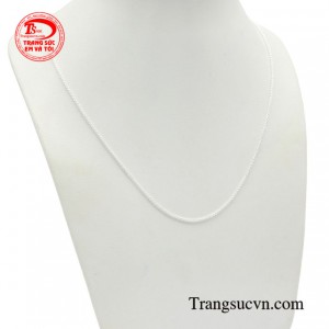 Với thiết kế chi tiết tỉ mỉ, dây chuyền bạc giúp làm nổi bật bộ trang phục và thể hiện cá tính và phong cách riêng của bạn.