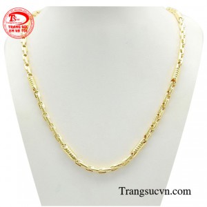 Dây chuyền nam phong cách mạnh mẽ là món phụ kiện sẽ giúp các anh toát lên phong thái lịch lãm cùng chất riêng của mình.