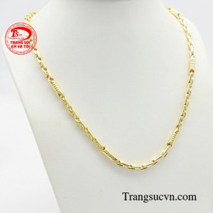 Chiếc dây chuyền được làm bằng chất liệu vàng 10k không kén người đeo cùng thiết kế đơn giản nhưng lại thể hiện được sức cuốn hút đầy khí chất, giúp phái mạnh thêm phần tự tin vươn tới những thành công.