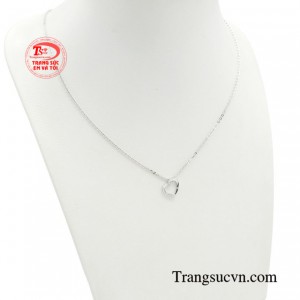 Trái tim từ lâu cũng là biểu tượng của tình yêu, sức sống và niềm tin bất diệt. Khi mang trên mình trang sức trái tim thì nàng sẽ luôn gặp may mắn trong chuyện tình cảm, luôn có được hạnh phúc viên mãn.