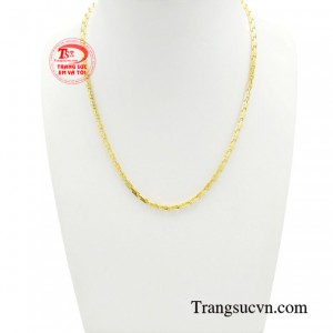 Dây chuyền trẻ em xinh xắn được thiết kế đơn giản, tinh tế, phù hợp với lứa tuổi.