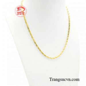 Đeo cho bé chiếc dây chuyền vàng như là món quà ý nghĩa, thể hiện tình yêu thương của cha mẹ dành cho con.