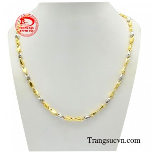Dây chuyền vàng phong cách thời thượng là món đồ trang sức không thể thiếu trong phong cách phối đồ.