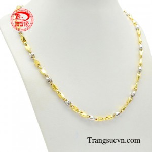 Điểm nổi bật của dây chuyền là sự kết hợp giữa hai sắc màu vàng trắng kết hợp với nhau cùng chất liệu vàng18k mang lại độ bền đẹp và sánh bóng theo thời gian.