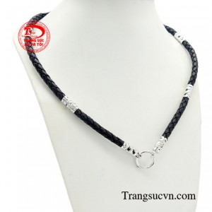 Với chất liệu da thật được tuyển chọn kỹ càng, qua quá trình xử lý đặc biệt để tăng độ bền, mềm mại và chống thấm nước.