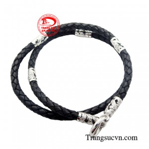 Nổi bật trên chiếc dây dây da là hình ảnh rồng được chạm khắc tinh xảo nhằm tôn lên phong cách uy quyền của phái mạnh.