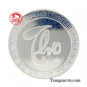 Đồng xu bạc chữ Thọ từ lâu đã được xem là một vật phẩm mang ý nghĩa phong thủy sâu sắc tượng trưng cho sự trường thọ, sức khỏe và may mắn.