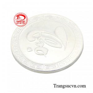 Mặt dây được thiết kế tinh xảo, chữ Thọ được chạm khắc tỉ mỉ, thể hiện sự cầu kỳ và tinh tế trên chất liệu bạc 925 có khả năng kháng khuẩn tự nhiên, giúp bảo vệ sức khỏe người đeo.