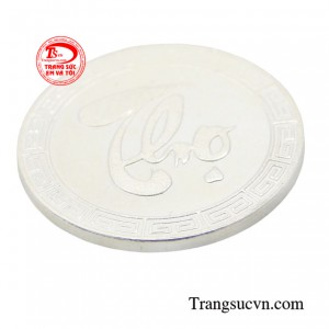 Mặt dây đồng xu bạc chữ Thọ là một món trang sức đẹp mắt, mang ý nghĩa sâu sắc, phù hợp với mọi lứa tuổi.