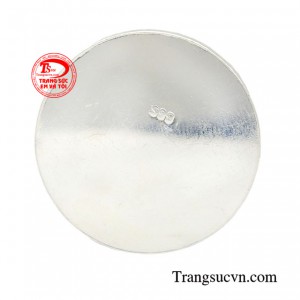 Đồng xu bạc cỡ lớn được chạm khắc tỉ mỉ xứng đáng làm món quà ý nghĩa dàng tặng người thân.