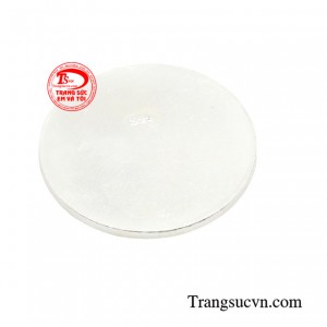 Đồng xu bạc được coi là một vật dụng không thể thiếu trong tủ đồ y tế để đề phòng nhiễm độc, gió độc thấm vào cơ thể.