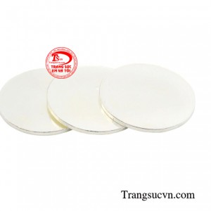 Ngoài ra khi để đồng xu bạc trong ví tiền cũng giúp thu hút tiền bạc, phong thủy vượng khí.