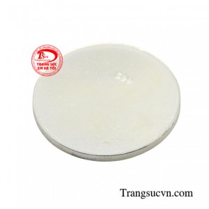 Đồng xu bạc được sử dụng để đánh gió cho những người bị cảm mạo, giúp đẩy các độc tố ra khỏi cơ thể một cách nhanh nhất.