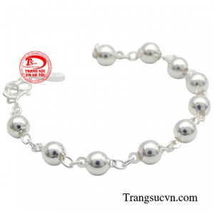 Lắc bi bạc cho bé yêu sẽ là món đồ không chỉ tiện dụng mà còn rất hợp thời trang dễ dàng kết hợp cùng nhiều kiểu quần áo.