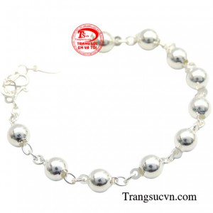 Sản phẩm không chỉ giúp tô điểm thêm đôi tay nhỏ nhắn của các bé mà còn có nhiều lợi ích về sức khỏe khác. 