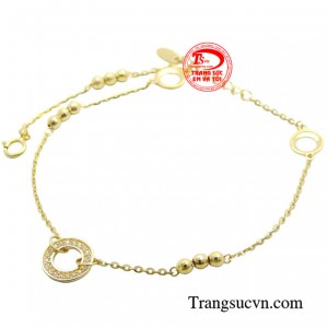 Với thiết kế nhẹ nhàng, tinh tế, lắc chân vàng không chỉ là món phụ kiện tô điểm cho đôi chân của bạn mà còn thể hiện phong cách thời trang riêng biệt.