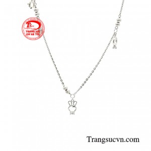 Chính vì thế mà các cô nàng hãy chăm chút cho bản thân mình những món phụ kiện, trang sức nổi bật để giúp các chị em tự tin hơn.