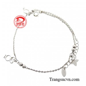 Chiếc lắc chân vàng trắng mang vẻ đẹp bừng sáng khiến người diện món trang sức này trở nên thu hút hơn bao giờ hết.