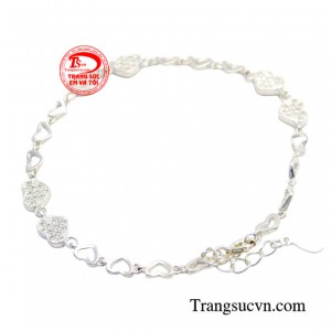 Lắc tay bạc trái tim đong đầy là một món phụ kiện không thể thiếu dành cho bất kì cô gái nào.