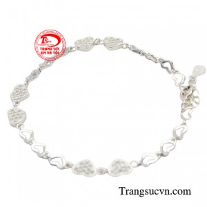 Đặc biệt chiếc lắc tay được làm hoàn toàn từ chất liệu bạc 925 cao cấp tôn lên vẻ lộng lẫy dành cho các cô gái.
