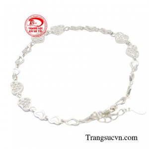Đeo lắc tay sẽ giúp các cô gái nổi bật hơn, tự tin hơn, tôn lên vẻ nữ tính, đáng yêu trẻ trung và duyên dáng.