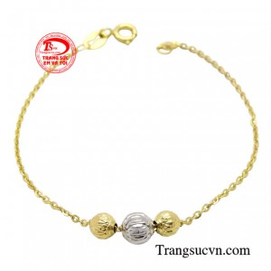 Lắc tay nữ yêu kiều mang lại vẻ đẹp nhẹ nhàng nhưng không kém phần sang trọng cho các cô gái.