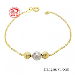 Điểm nổi bật của chiếc lắc là sự kết hợp giữa hai màu vàng màu và trắng của những viên bi tạo nên điểm nhấn của đôi tay bạn.