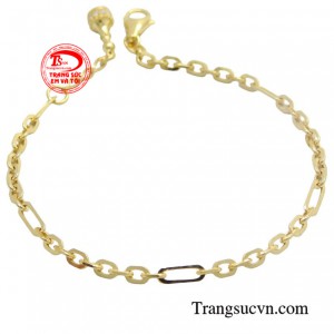 Lắc tay quý cô xinh xắn được chế tác trên chất liệu vàng 10k mang đến độ bền đẹp và sáng bóng theo thời gian. 