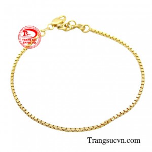 Lắc tay vàng cuốn hút chế tác tinh xảo, sắc nét, kiểu dáng độc đáo.