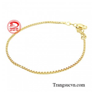 Với thiết gọn gàng giúp chiếc lắc ôm trọn lấy cổ tay nàng, không gây vướng khi sử dụng.