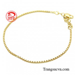 Chiếc lắc tay vừa thời trang lại vô cùng sành điệu giúp tôn vinh nét đẹp phụ nữ Việt.