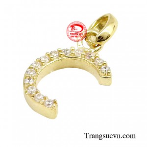 Hình chữ C tượng trưng cho sự trọn vẹn, sự liên kết và một khởi đầu mới hay cũ ng có thể là một kỉ niệm nào đó đối với người đeo.