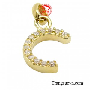 Với chữ C mềm mại được cách điệu tinh tế tạo điểm nhấn ấn tượng cho sản phẩm.