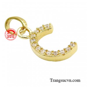 Điểm nhấn của mặt dây là được đính những viên đá nhỏ li ti tăng thêm sự lấp lánh và thu hút mọi ánh nhìn.