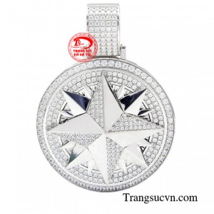 Mặt dây chuyền nam lịch lãm là món trang sức đang dần khẳng định vị thế của mình.