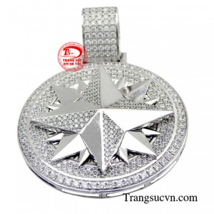 Chiếc mặt dây thu hút bởi vẻ đẹp mạnh mẽ, khỏe khoắn, hứa hẹn sẽ là mảnh ghép hoàn hảo giúp các chàng trai hoàn thiện hơn với phong cách thời trang của riêng mình. 