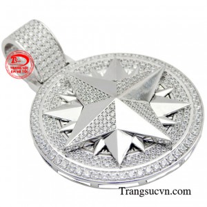 Chiếc mặt dây được cách điệu chi tiết tinh xảo kết hợp hoàn hảo trên nền chất liệu vàng 18K mang đến trải nghiệm mạnh mẽ và nam tính hơn cho chủ sở hữu.