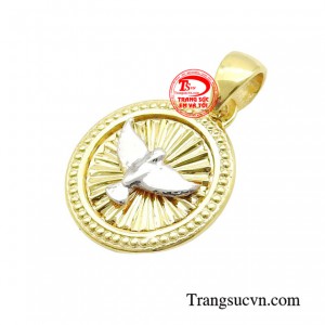  Điểm nổi bật của chiếc mặt dây chuyền là hình ảnh chú chim bồ câu biểu tượng cho sự hòa bình, tình yêu và sự thuần khiết. 