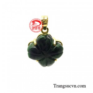 Mặt dây cỏ bốn lá may mắn được chế tác trên chất liệu vàng 10k mang đến vẻ đẹp sang trọng, bền màu và giá cả phải chăng.