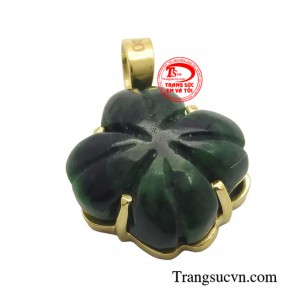 Chiếc mặt dây cỏ bốn lá là món quà tuyệt vời dành tặng cho bản thân hoặc người thân yêu trong những dịp đặc biệt như sinh nhật, lễ tình nhân, kỷ niệm...