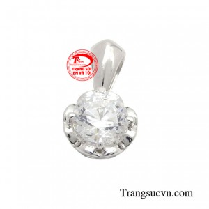 Chiếc mặt dây chuyền vẫn luôn là mảnh ghép hoàn hảo cho những khoảnh khắc thêm đáng nhớ.