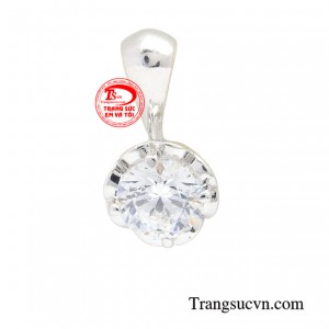 Mặt dây nữ phong cách thời thượng đóng vai trò như một món đồ không chỉ để làm đẹp cho phụ nữ mà còn để thể hiện sự sang và địa vị xã hội. 