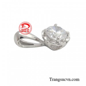 Thiết kế thanh lịch, tinh tế thì chiếc mặt dây chính là món đồ trang sức ẩn chứa vẻ đẹp lấp lánh nâng tầm phong cách phái đẹp.