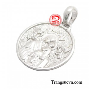 Chiếc mặt dây tôn vinh hình ảnh Đức Mẹ được thể hiện một cách tỉ mỉ, với những đường nét mềm mại tạo nên vẻ đẹp tinh tế và thần thái đặc biệt cho mặt dây chuyền.