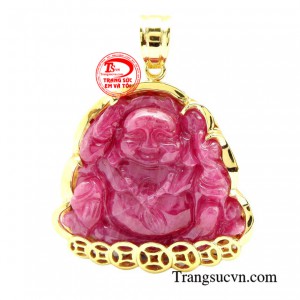 Mặt phật Ruby bọc vàng bình an là sựu kết hợp hoàn hảo giữa tâm linh và thẩm mỹ.