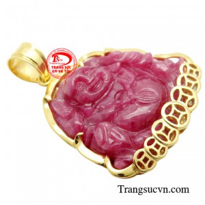 Sở hữu một mặt phật Ruby bọc vàng không chỉ tôn lên vẻ đẹp cho người đeo mà còn giúp họ thêm tự tin, vui vẻ, lạc quan và tiếp thêm năng lượng để thu hút tài lộc đem lại may mắn.