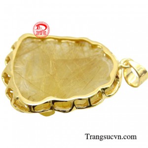 Mặt phật thạch anh bọc vàng rất được nhiều khách hàng lựa chọn để làm quà tặng dành cho những người thân yêu trong dịp quan trọng.