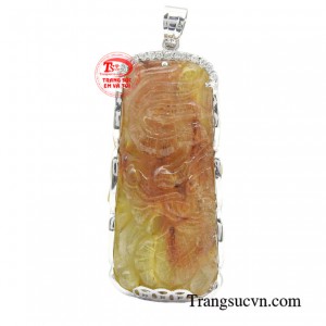 Mặt rồng đá thạch anh bọc vàng là sự giao hòa tinh tế giữa vẻ đẹp tự nhiên của đá thạch anh, sự mạnh mẽ của hình tượng rồng và sự quý phái của vàng trắng. 